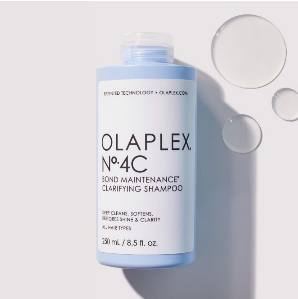 OLAPLEX N°.4C Bond Maintenance Clarifying Shampoo | Køb hos HairByCshop.dk. Denne dybderensende shampoo fjerner effektivt produktrester, overskydende olier og mineraler fra hårdt vand uden at udtørre håret. Beriget med OLAPLEX's patenterede Bond Building Technology™ styrker den hårets struktur, genopretter glans og forbedrer farveklarhed. Velegnet til alle hårtyper og fri for sulfater, parabener og gluten.