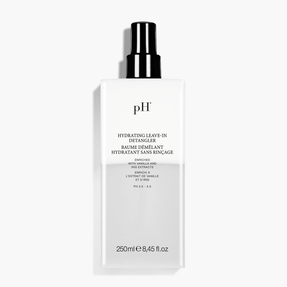 pH Laboratories Hydrating Leave-In Detangler Spray 250 ml | Køb hos HairByCshop.dk. Denne fugtgivende leave-in spray er beriget med iris- og vaniljeekstrakter, der øjeblikkeligt gør håret blødt, skinnende og velduftende. Den reducerer krus og statisk elektricitet, samtidig med at den gør håret nemt at rede ud. Velegnet til alle hårtyper. Anvendelse: Ryst godt, spray på fugtigt hår, og style som ønsket.