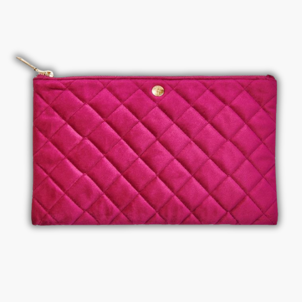 Fan Palm Clutch (Berry) | Køb hos HairByCshop.dk. Denne elegante, quiltede velourclutch i en dyb bærfarve er perfekt til opbevaring af dine daglige nødvendigheder som telefon, kosmetik og nøgler. Med sit bløde materiale og stilfulde design er den både praktisk og chic, ideel til både hverdag og særlige lejligheder.