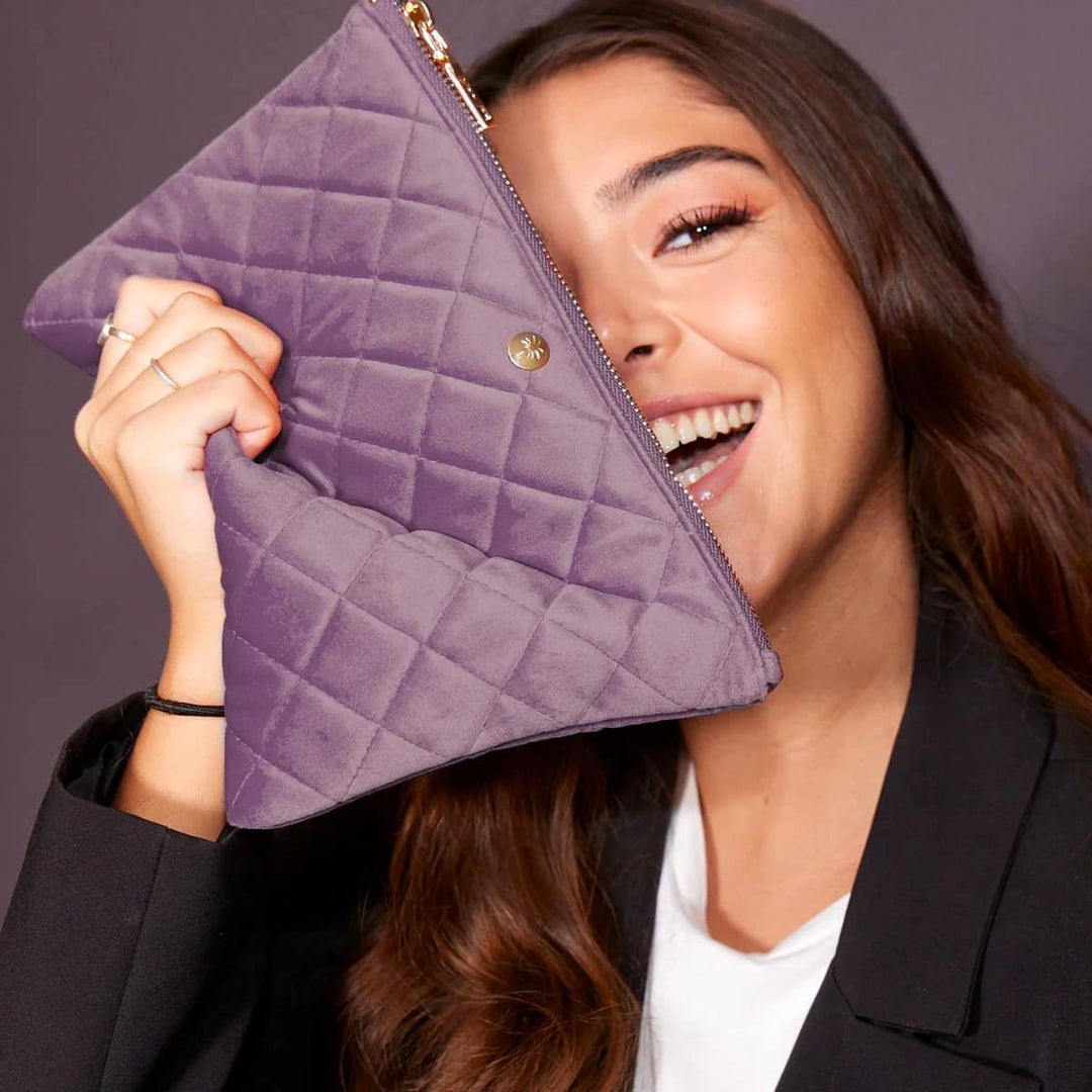 Fan Palm Clutch (Purple) | Køb hos HairByCshop.dk. Denne elegante, quiltede velourclutch i en dyb lilla nuance er perfekt til opbevaring af dine daglige nødvendigheder som telefon, kosmetik og nøgler. Med sit bløde materiale og stilfulde design er den både praktisk og chic, ideel til både hverdag og særlige lejligheder.