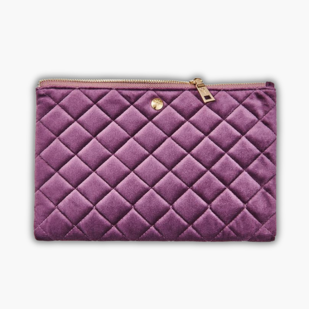 Fan Palm Clutch (Purple) | Køb hos HairByCshop.dk. Denne elegante, quiltede velourclutch i en dyb lilla nuance er perfekt til opbevaring af dine daglige nødvendigheder som telefon, kosmetik og nøgler. Med sit bløde materiale og stilfulde design er den både praktisk og chic, ideel til både hverdag og særlige lejligheder.