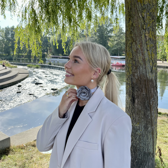 Libling Rose Grey – hårtilbehør, set tæt på