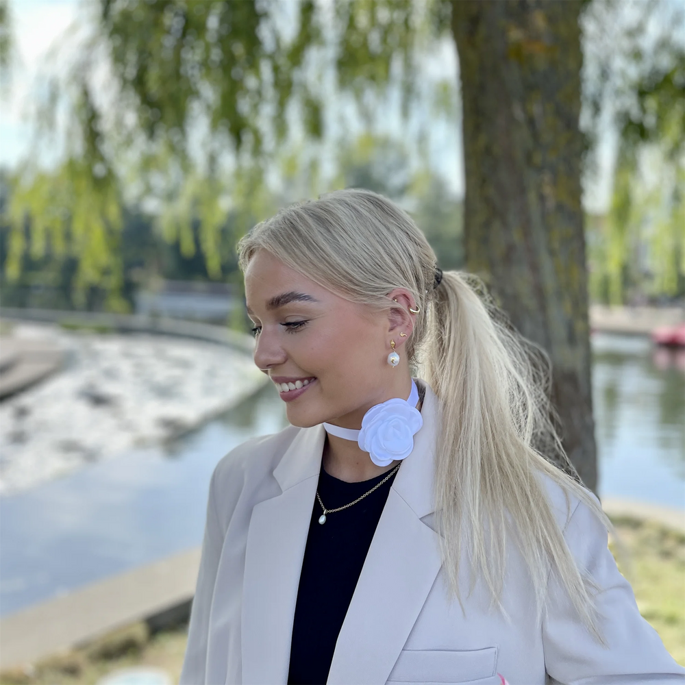 Libling Rose Hvid - Hårtilbehør, set tæt på
