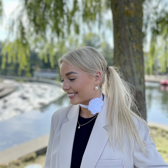 Libling Rose Hvid - Hårtilbehør, set tæt på
