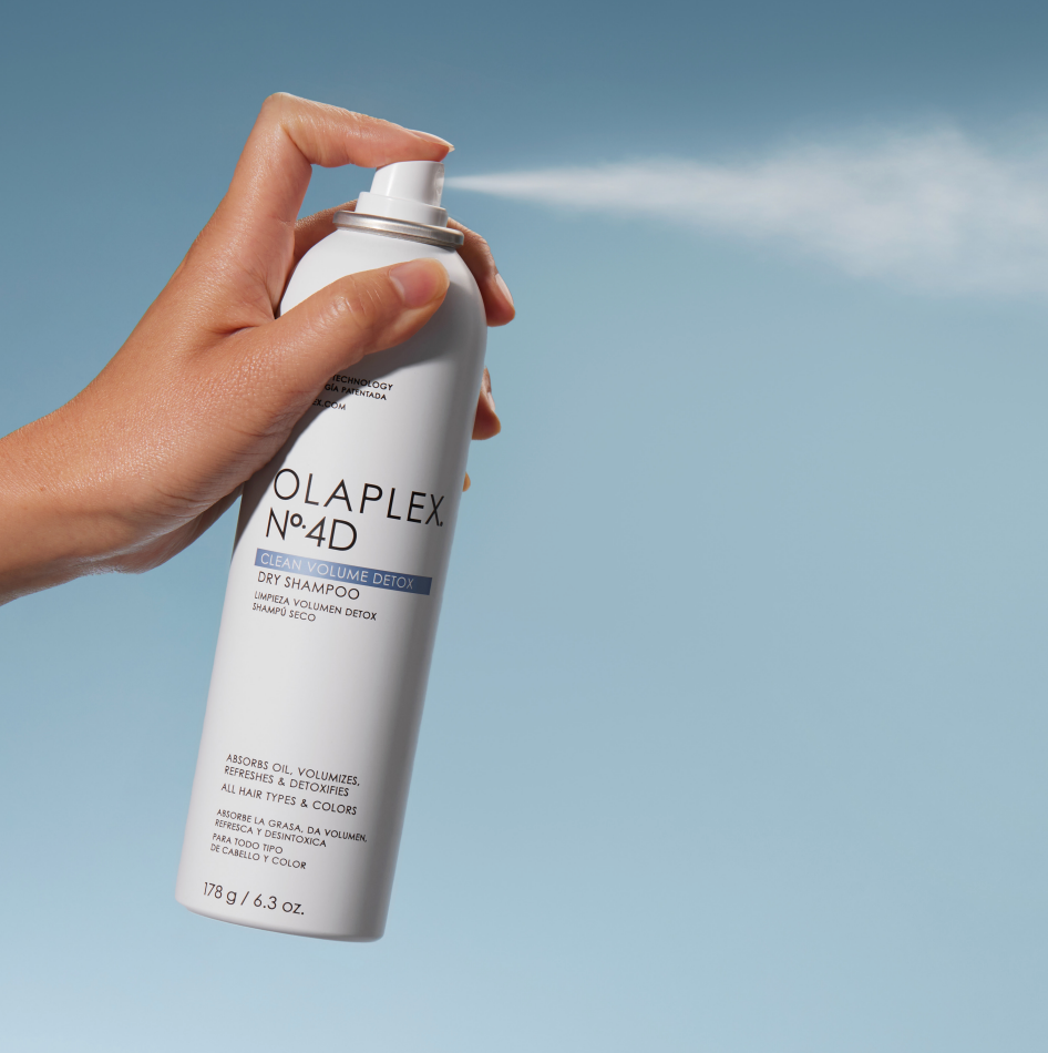 OLAPLEX N°.4D Clean Volume Detox Dry Shampoo | Køb hos HairByCshop.dk. Denne lette tørshampoo renser og opfrisker håret uden at efterlade hvide rester eller tynge det ned. Den absorberer overskydende olie, fjerner uønskede lugte og tilføjer volumen, hvilket giver en følelse af nyvasket hår. Beriget med OLAPLEX's patenterede Bond Building Technology™ styrker den hårets struktur og understøtter en sund hovedbund. Velegnet til alle hårtyper og fri for sulfater, parabener og gluten.