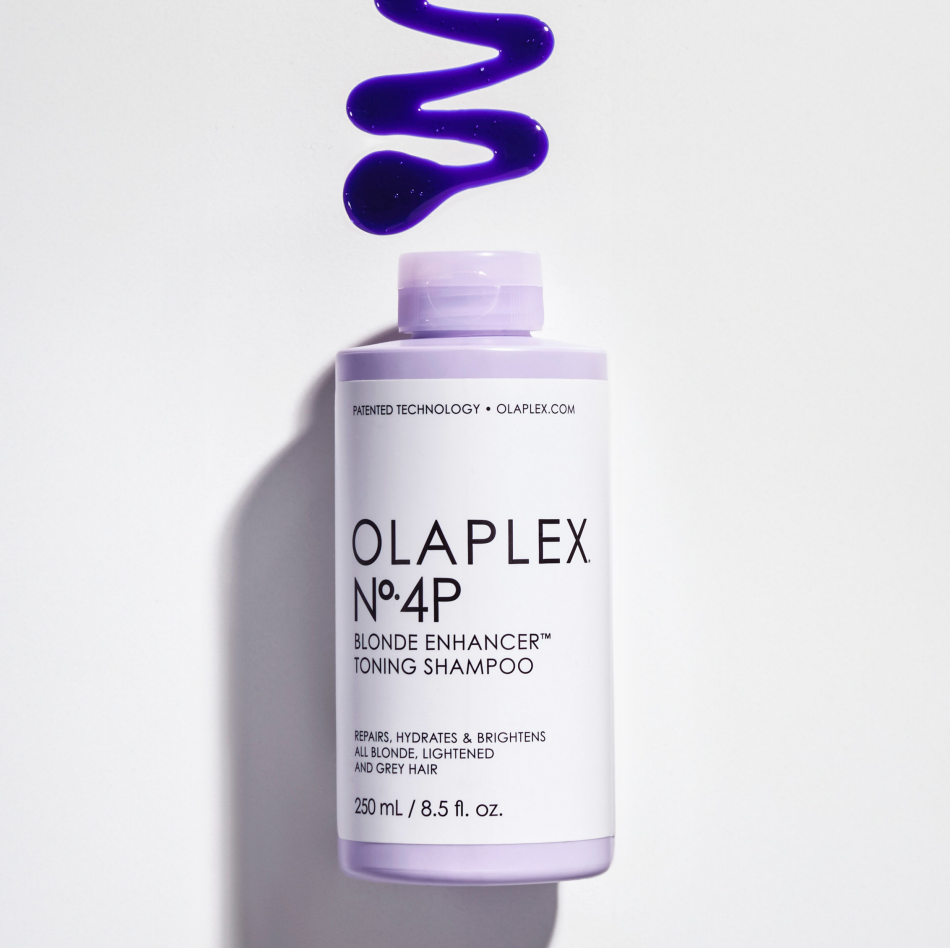 OLAPLEX N°.4P Blonde Enhancer™ Toning Shampoo | Køb hos HairByCshop.dk. Denne højt koncentrerede lilla shampoo renser, toner og reparerer håret, samtidig med at den holder det hydreret fra rod til spids. Den neutraliserer uønskede gule toner og øger lysstyrken efter blot én brug. Velegnet til alle blondt, lysnet og gråt hår. Fri for sulfater, parabener og gluten.