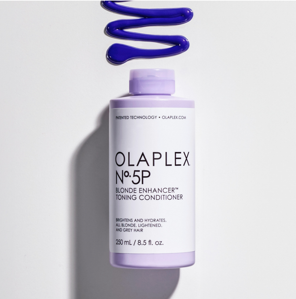 OLAPLEX N°.5P Blonde Enhancer™ Toning Conditioner | Køb hos HairByCshop.dk. Denne nærende silverbalsam neutraliserer uønskede gule toner i blondt og gråt hår, samtidig med at den styrker og fugter håret uden at tynge det. Beriget med OLAPLEX's patenterede Bond Building Technology™ for sundere og mere glansfuldt hår. Velegnet til alle hårtyper og fri for sulfater, parabener og gluten.