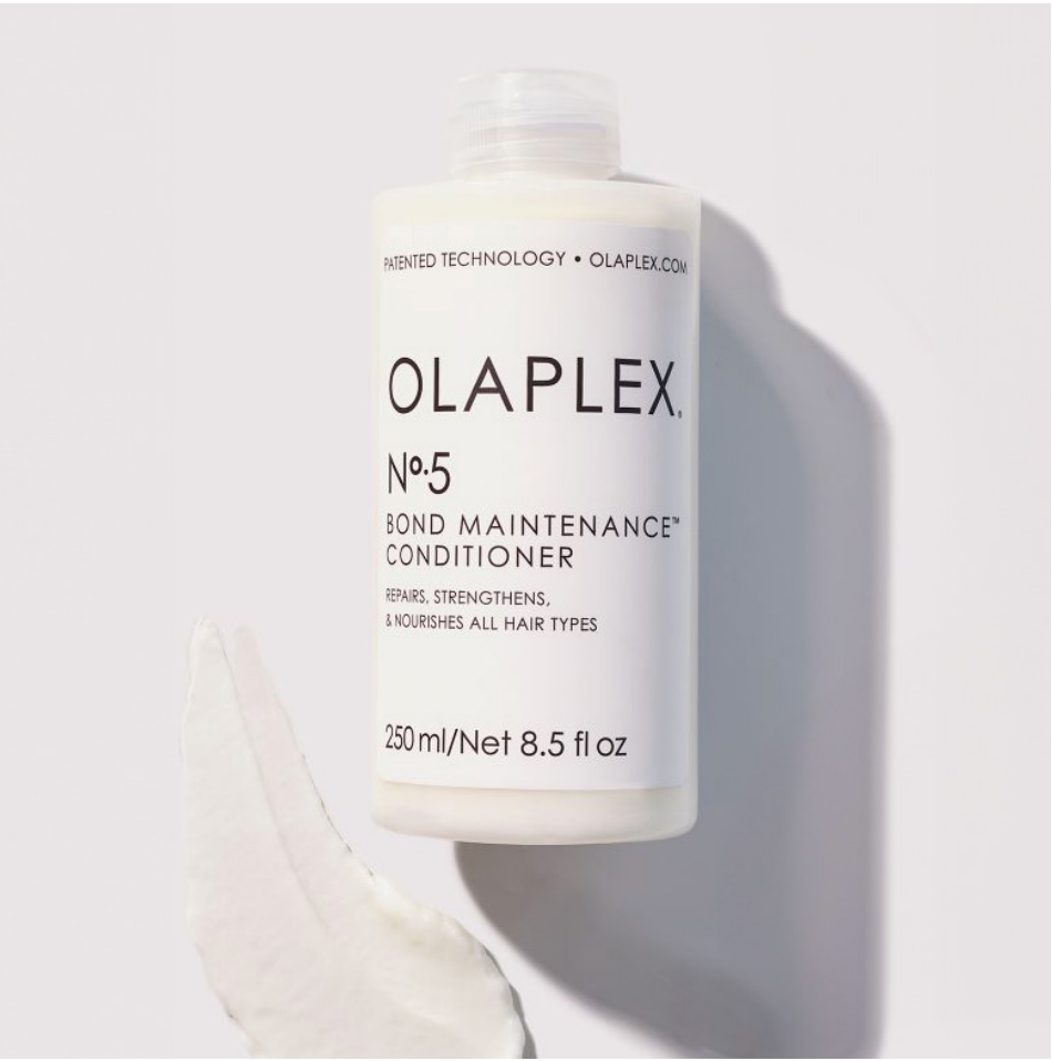 OLAPLEX N°.5 Bond Maintenance™ Conditioner | Køb hos HairByCshop.dk. Denne fugtgivende og reparerende balsam genopbygger hårets styrke og glans ved at genoprette brudte svovlbindinger. Den eliminerer krus, reducerer spaltede spidser og efterlader håret blødt og håndterbart. Velegnet til alle hårtyper og fri for sulfater, parabener og gluten.