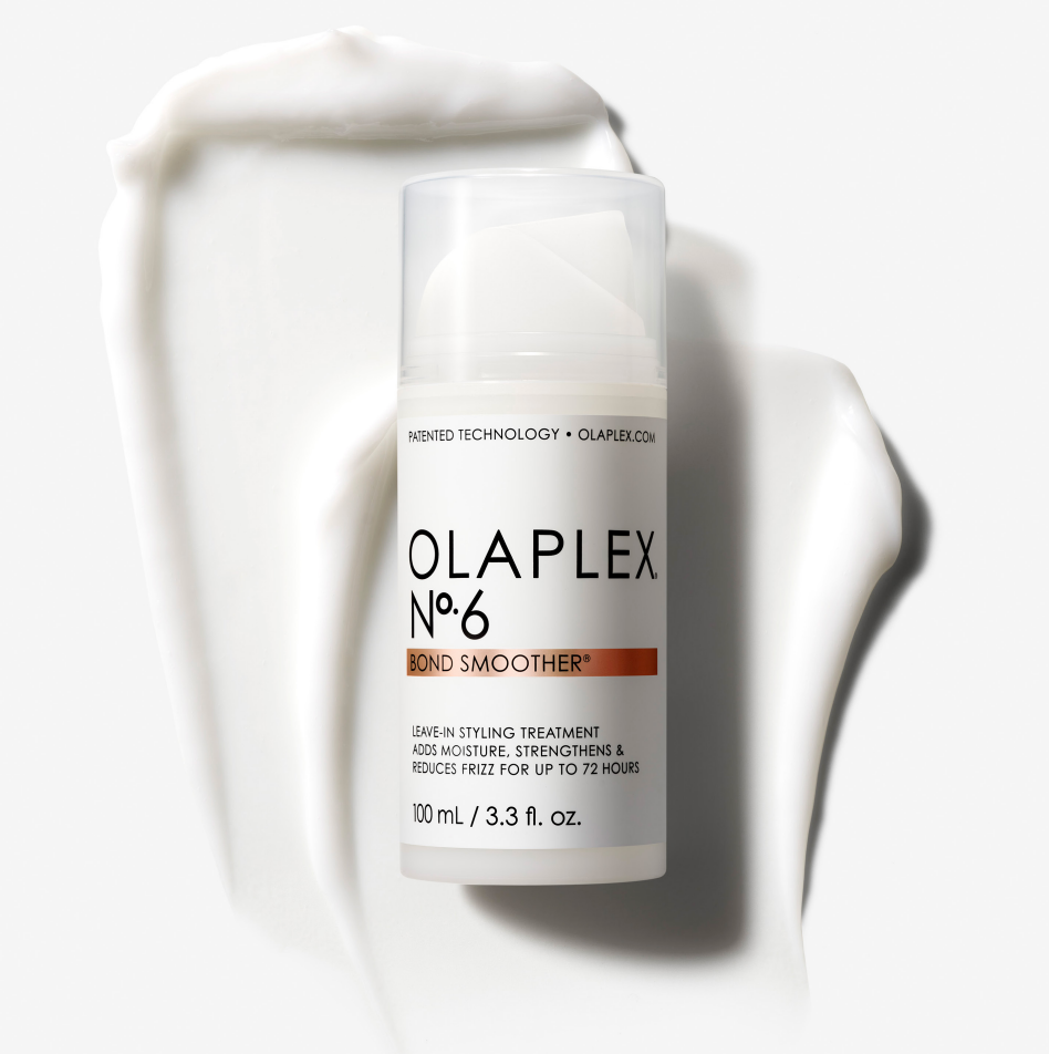 OLAPLEX N°.6 Bond Smoother | Køb hos HairByCshop.dk. Denne leave-in stylingcreme reparerer, fugter og beskytter håret, samtidig med at den eliminerer krus i op til 72 timer. Beriget med OLAPLEX's patenterede Bond Building Technology™ styrker den hårets struktur og reducerer tørretiden. Velegnet til alle hårtyper og fri for sulfater, parabener og gluten.