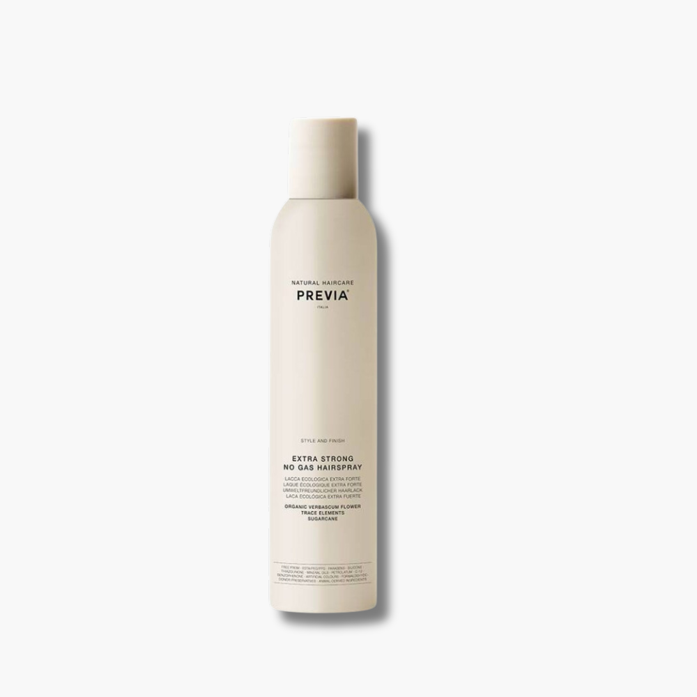 Previa Extra Strong No Gas Hairspray 350 ml | Køb hos HairByCshop.dk. Denne miljøvenlige hårspray giver et ekstra stærkt hold uden brug af drivgas. Den fastgør frisuren naturligt uden at efterlade rester og tilfører volumen. Beriget med økologisk kongelysekstrakt, der fremmer hårets glans. Anvendes i tørt hår; ryst godt inden brug og spray ca. 20 cm fra håret. Fri for sulfater, parabener og kunstige farvestoffer.