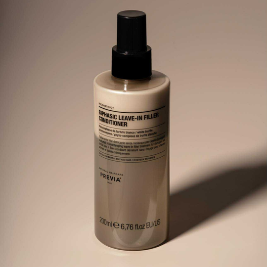 Previa Filler Leave-in Conditioner Spray 200 ml | Køb hos HairByCshop.dk. Denne genopbyggende leave-in spray tilfører fugt og glans til håret uden at tynge det ned. Den gør håret nemmere at rede ud, beskytter mod varme og efterlader det silkeblødt. Velegnet til alle hårtyper, især tørt og skadet hår. Anvendes i fugtigt eller tørt hår; spray jævnt i længderne og style som ønsket. Fri for kunstige farvestoffer og ingredienser af animalsk oprindelse.