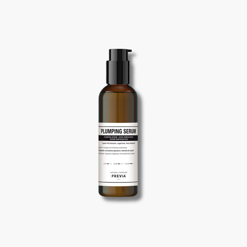 Previa Volumising Plumping Serum 200 ml | Køb hos HairByCshop.dk. Dette serum øger hårets tykkelse og densitet, hvilket giver et fyldigere og mere voluminøst look. Beriget med økologisk lindeblomstekstrakt, sukkerahorn, appelsin, citron, sukkerrør og brombærekstrakt, nærer det håret uden at tynge det. Anvendes i fugtigt hår; fordel jævnt og style som ønsket. Fri for sulfater, parabener og kunstige farvestoffer.