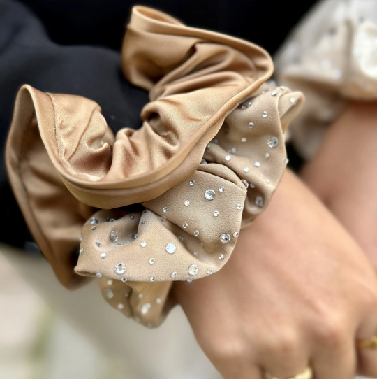 Scrunchie Saga, detalje