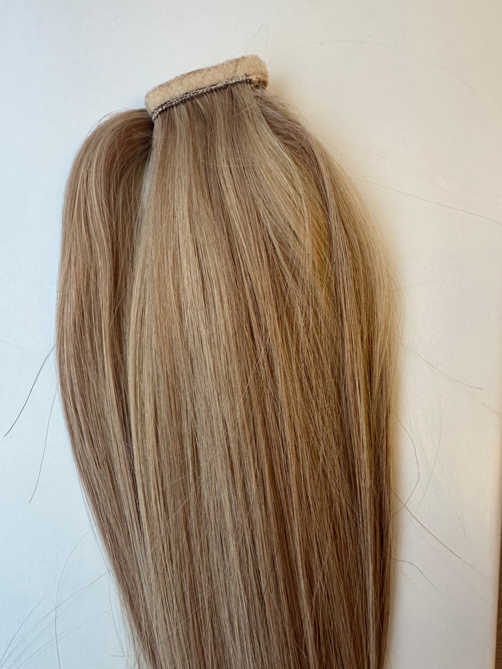 Karamelblond ponytail extension 50 cm #6 Caramel Blonde med blødt fald