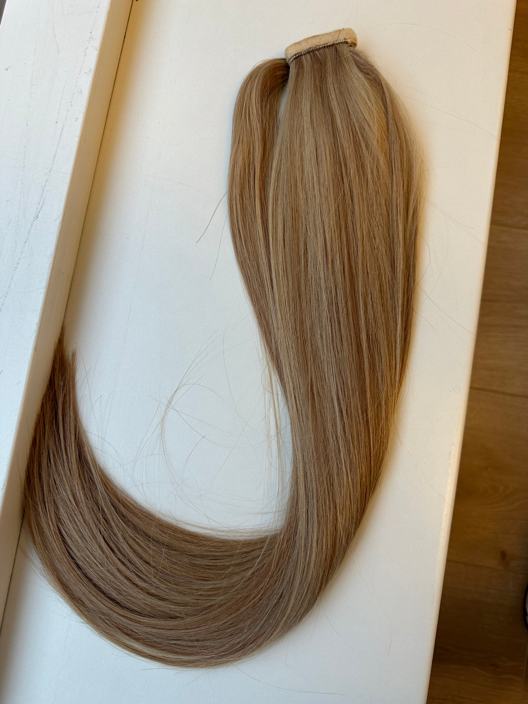 Karamelblond ponytail extension 50 cm #6 Caramel Blonde med blødt fald