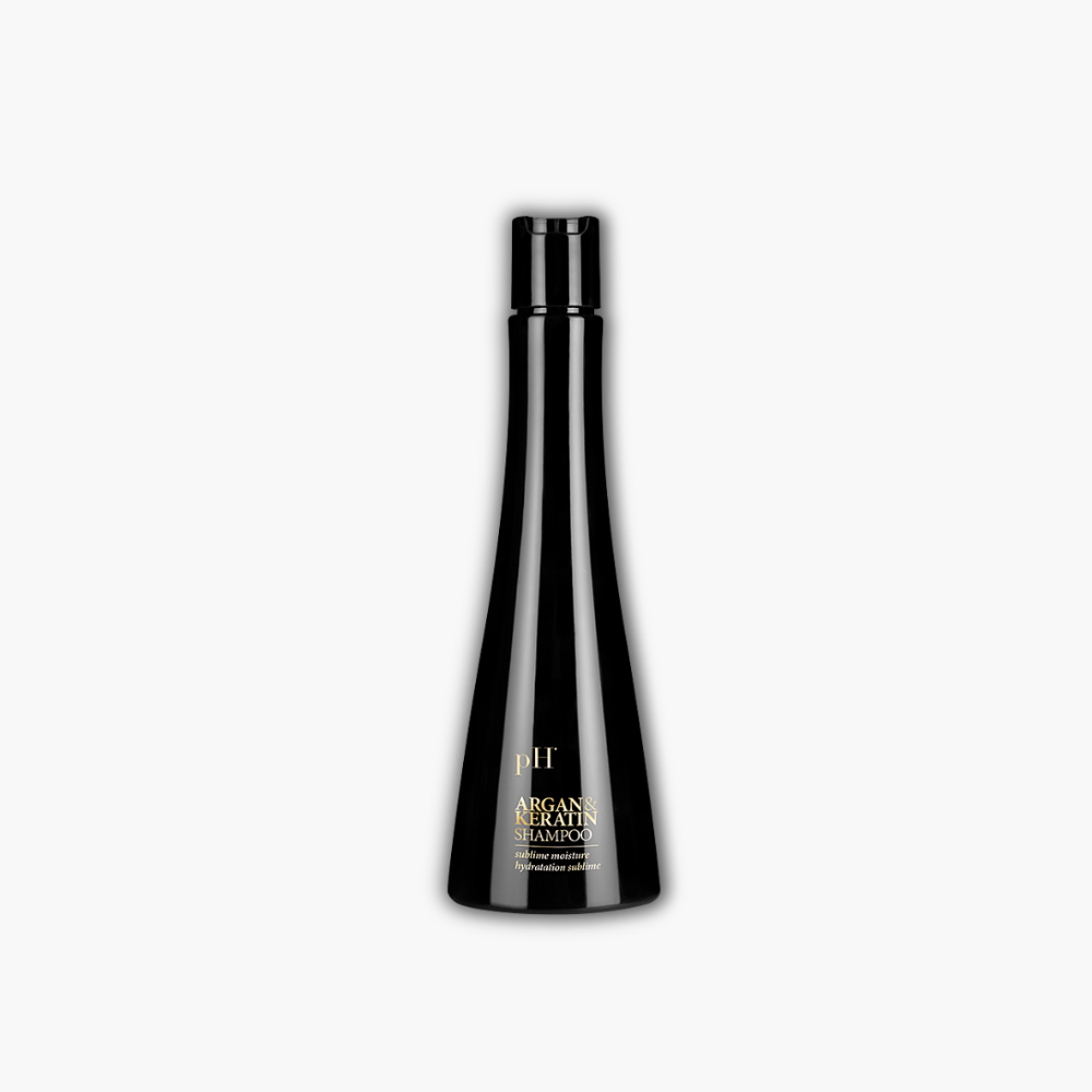 pH Laboratories Argan & Keratin Shampoo 250 ml | Køb hos HairByCshop.dk. Denne luksuriøse shampoo er beriget med arganolie og keratin, der dybdeplejer og styrker håret. Den genopbygger beskadiget hår, tilfører intens fugt og efterlader håret blødt, glansfuldt og sundt. Velegnet til alle hårtyper, især tørt og skadet hår. Anvendes i vådt hår, massér ind i hovedbunden og skyl grundigt.