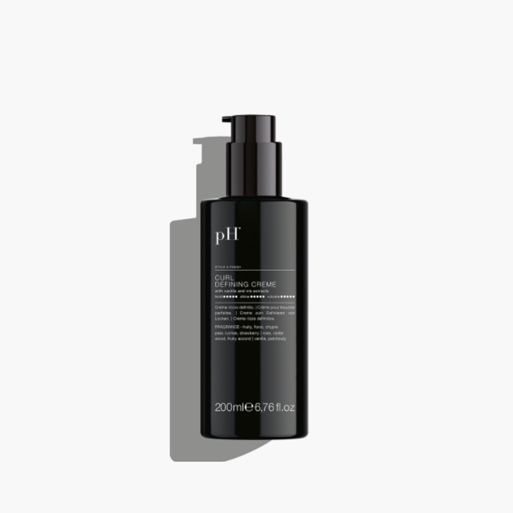 pH Laboratories Curl Defining Creme 200 ml | Køb hos HairByCshop.dk. Denne krøllecreme giver støtte og definition til krøller med en anti-frizz effekt, samtidig med at håret efterlades blødt og velduftende. Velegnet til alle hårtyper, især krøllet og bølget hår. Anvendes i fugtigt hår; fordel en passende mængde i længderne og style som ønsket.