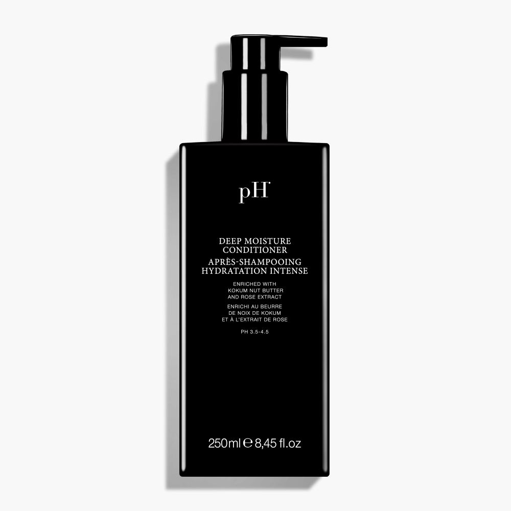 pH Laboratories Deep Moisture Conditioner 250 ml | Køb hos HairByCshop.dk. Denne dybt fugtgivende balsam er beriget med kokum-smør og rosenekstrakt, der nærer og plejer tørt og kruset hår. Den efterlader håret silkeblødt, glansfuldt og sundt. Velegnet til alle hårtyper, især tørt og beskadiget hår. Anvendes efter hårvask; påfør i vådt hår, lad virke i 1-3 minutter og skyl grundigt.