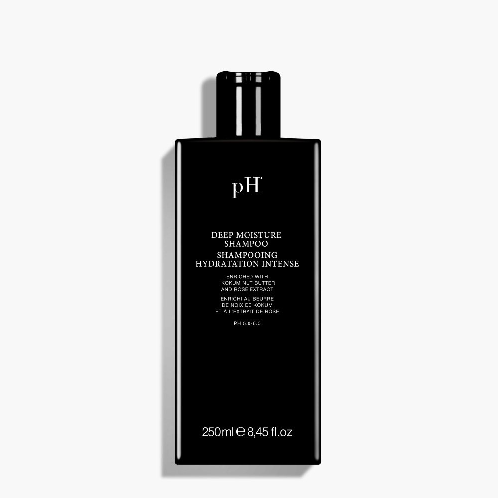 pH Laboratories Deep Moisture Shampoo 250 ml | Køb hos HairByCshop.dk. Denne fugtgivende shampoo er beriget med kokum-smør og rosenekstrakt, der dybdeplejer tørt og dehydreret hår. Den renser skånsomt, tilfører intens fugt og efterlader håret blødt, glansfuldt og velduftende. Velegnet til alle hårtyper, især tørt og kruset hår. Anvendes i vådt hår; massér ind i hovedbunden, lad virke i 1-3 minutter og skyl grundigt.