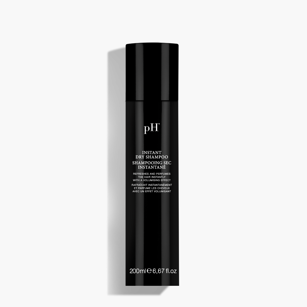 pH Laboratories Instant Dry Shampoo 200 ml | Køb hos HairByCshop.dk. Denne luksuriøse tørshampoo opfrisker håret ved at absorbere overskydende olie og urenheder, hvilket giver en ren og frisk fornemmelse. Den tilføjer volumen og efterlader håret med en mat finish og behagelig duft. Velegnet til alle hårtyper. Anvendelse: Ryst godt før brug, spray på hårrødderne fra en afstand af ca. 20 cm, lad sidde i et par minutter, massér derefter produktet ind i håret, og børst for at fjerne eventuelle rester.