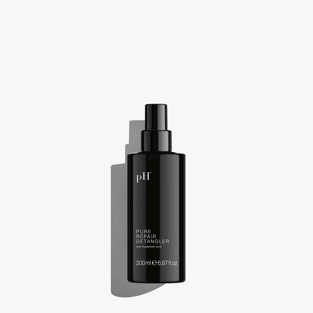 pH Laboratories Pure Repair Detangler 200 ml | Køb hos HairByCshop.dk. Denne lette leave-in spray er beriget med hyaluronsyre, der effektivt løsner og udreder filtret hår. Den styrker og beskytter håret mod brud og skader forårsaget af daglig styling og miljømæssige påvirkninger. Velegnet til alle hårtyper, især tørt og beskadiget hår. Anvendelse: Efter hårvask, spray jævnt i fugtigt hår, undgå at skylle ud, og style håret som ønsket.