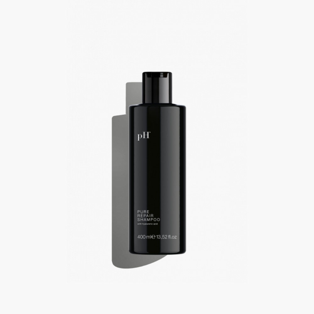 pH Laboratories Pure Repair Shampoo 400 ml | Køb hos HairByCshop.dk. Denne reparerende shampoo er beriget med hyaluronsyre, der genopbygger og styrker skadet og kemisk behandlet hår. Den renser skånsomt, tilfører intens fugt og efterlader håret blødt, glansfuldt og sundt. Velegnet til alle hårtyper, især tørt og beskadiget hår. Anvendelse: Påfør i vådt hår, massér ind i hovedbunden, lad virke i 1-3 minutter og skyl grundigt.