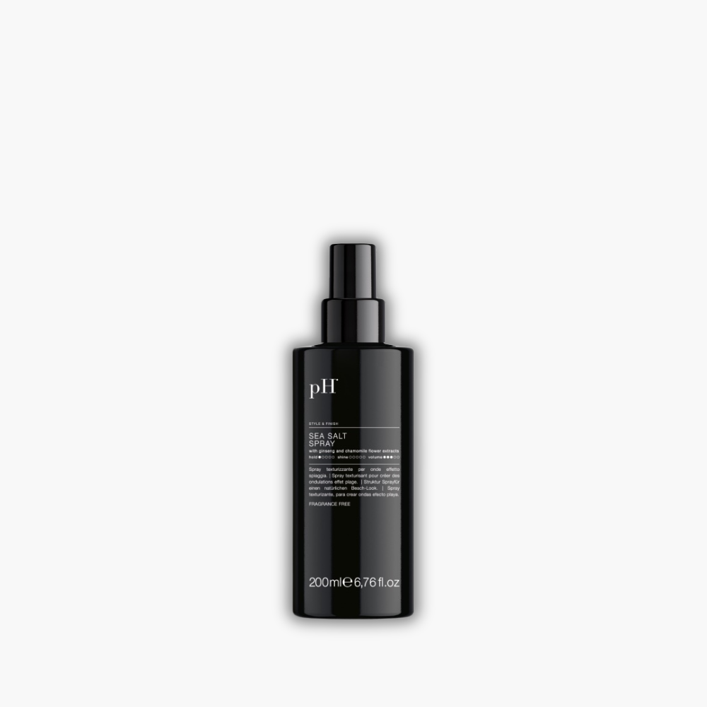 pH Laboratories Sea Salt Spray 200 ml | Køb hos HairByCshop.dk. Denne saltvandsspray tilføjer tekstur og volumen, hvilket giver håret et naturligt strandlook med en mat finish. Velegnet til alle hårtyper. Anvendelse: Spray jævnt i fugtigt eller tørt hår fra ca. 20 cm afstand, og style som ønsket.