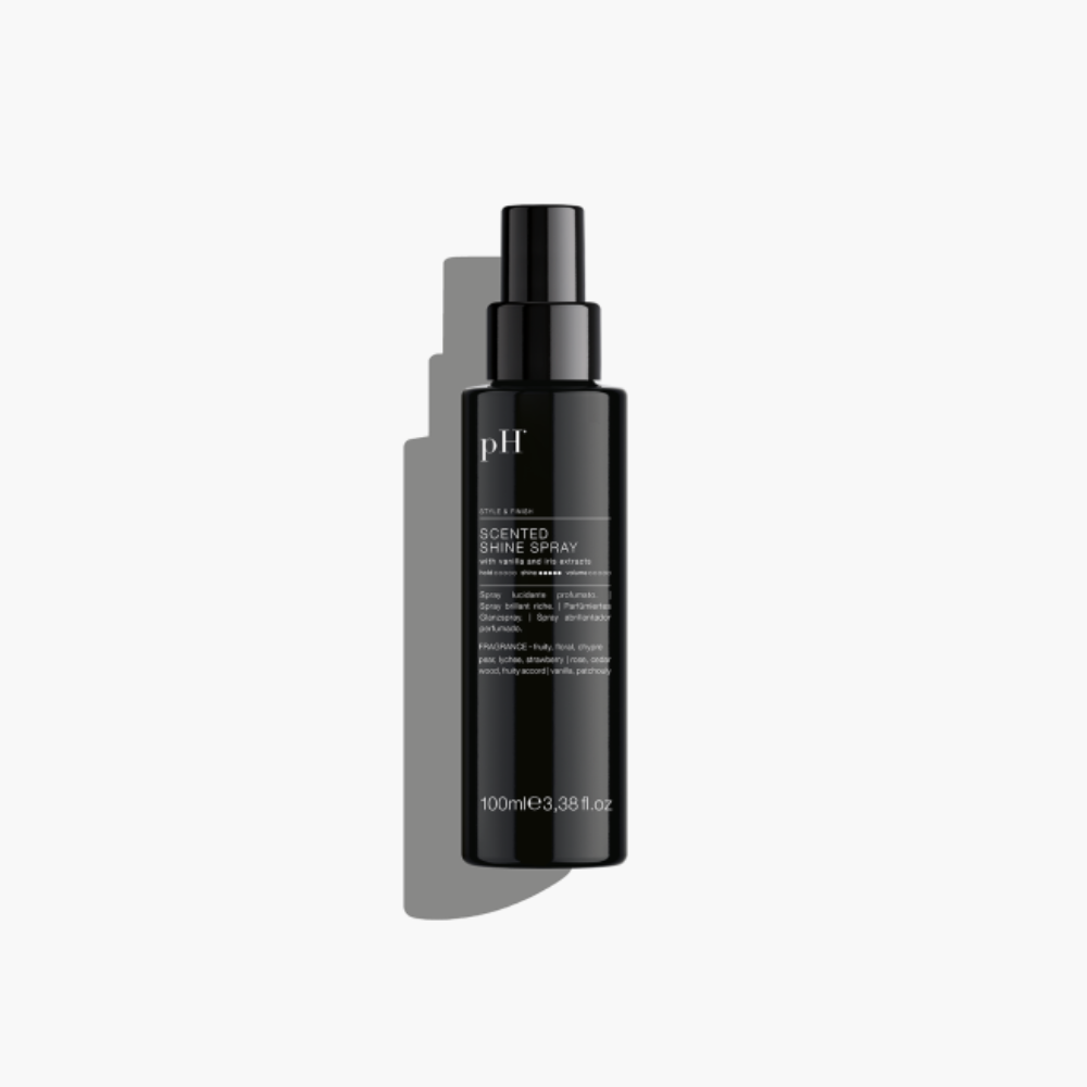 pH Laboratories Shine Spray 100 ml | Køb hos HairByCshop.dk. Denne lette spray tilfører håret en strålende glans og gør det blødt uden at tynge. Den reducerer krus og efterlader en behagelig duft. Velegnet til alle hårtyper. Anvendelse: Spray jævnt over tørt hår fra ca. 20 cm afstand, fokuser på længder og spidser, og style som ønsket.