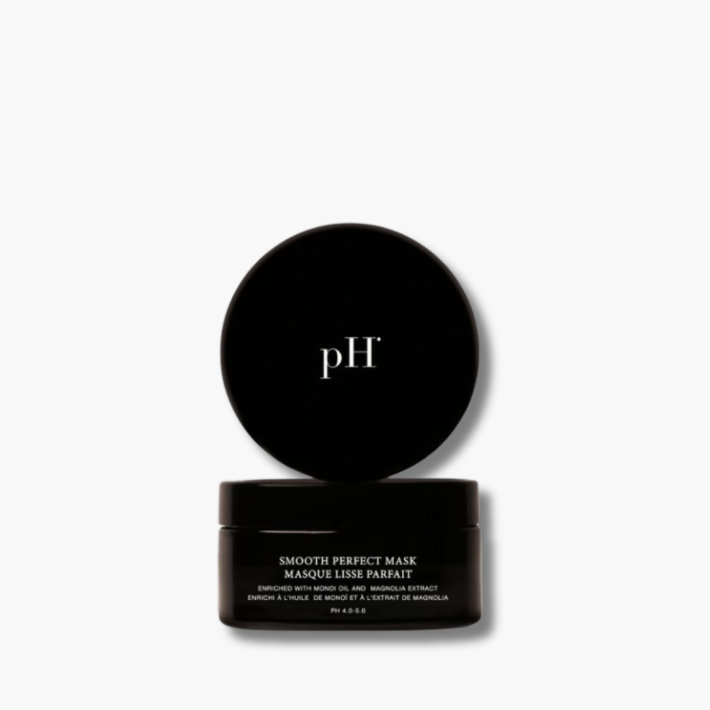 pH Laboratories Smooth Perfect Mask 200 ml | Køb hos HairByCshop.dk. Denne luksuriøse hårmaske er beriget med monoi-olie og magnoliaekstrakt, der dybdeplejer og fugter tørt og kruset hår. Den eliminerer krus og efterlader håret silkeblødt og velduftende. Velegnet til alle hårtyper, især dem med tendens til krus. Anvendelse: Påfør i håndklædetørt hår, undgå rødderne, lad virke i 5-10 minutter og skyl grundigt.