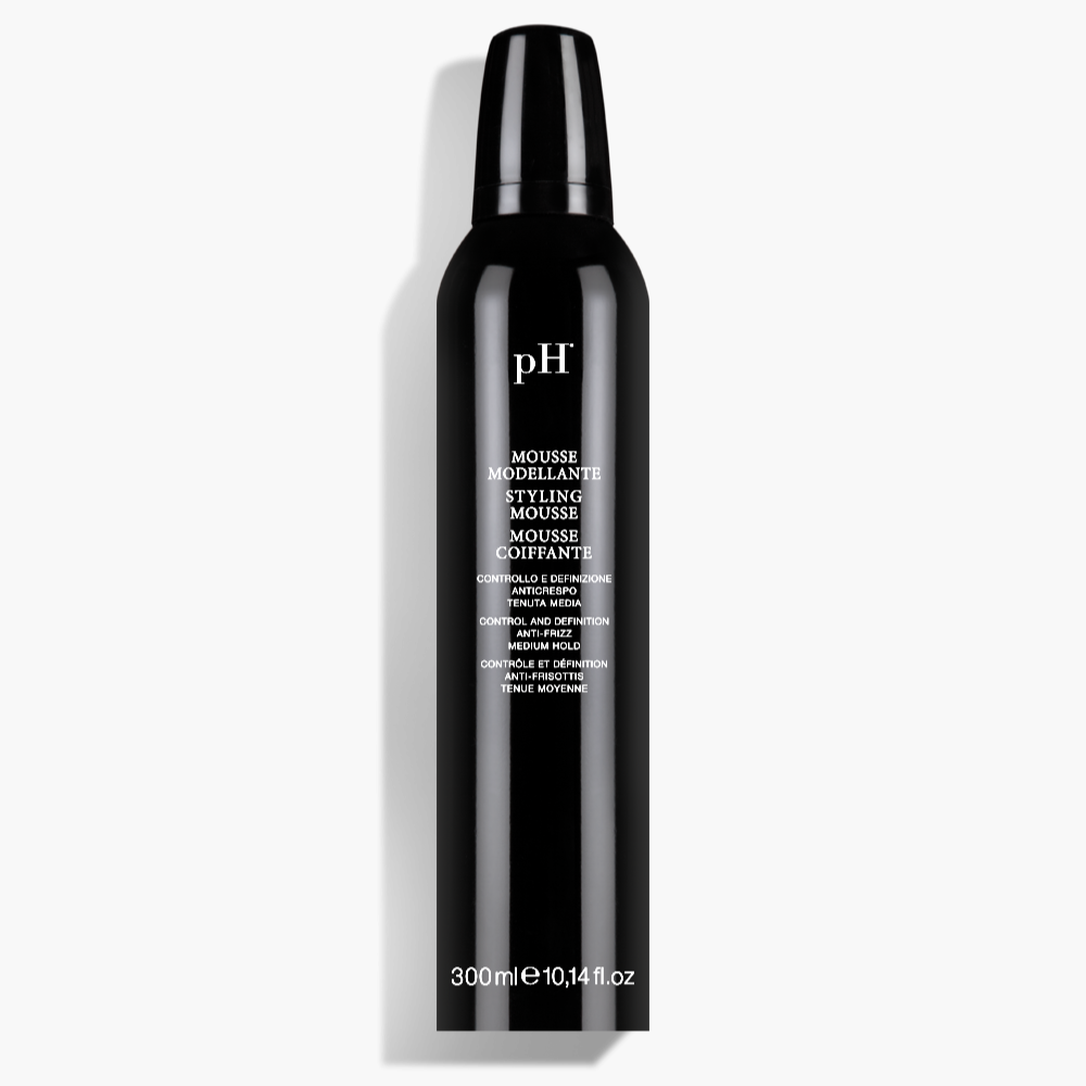 pH Laboratories Styling Mousse 300 ml | Køb hos HairByCshop.dk. Denne luksuriøse stylingmousse med medium hold og flødeskumsagtig konsistens er ideel til at definere krøller eller skabe volumen ved føntørring. Den eliminerer krus og efterlader håret blødt og velduftende. Anvendelse: Ryst før brug, påfør i vådt hår fra rod til spids, og style som ønsket.