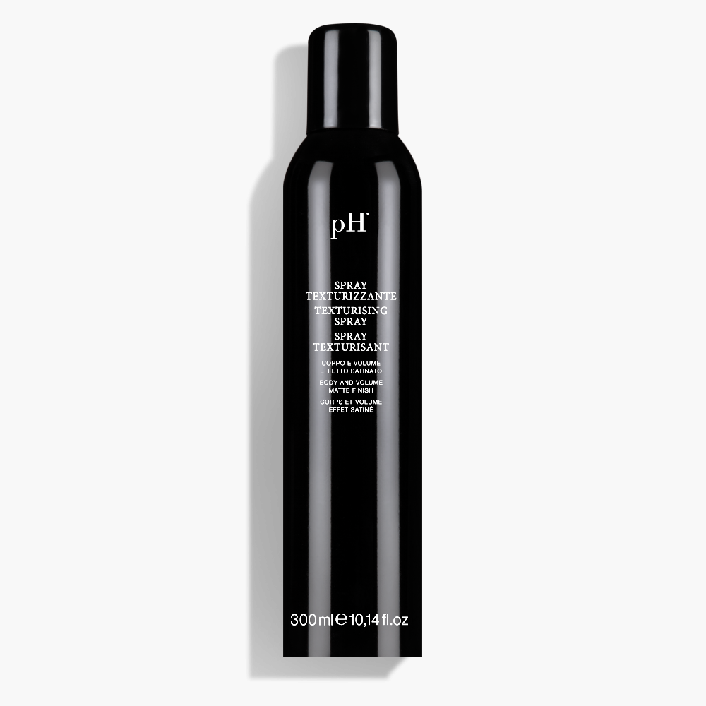 pH Laboratories Texturising Spray 300 ml | Køb hos HairByCshop.dk. Denne teksturspray giver håret fylde og volumen med en satinagtig finish, samtidig med at den tilfører en frisk, let blomsterduft. Den skaber en tør effekt og er ideel til at opnå et pjusket, beachy look eller til at fremhæve bølger og krøller. Anvendelse: Ryst godt før brug, og spray på tørt hår fra rødder til spidser med en afstand på 20 cm.