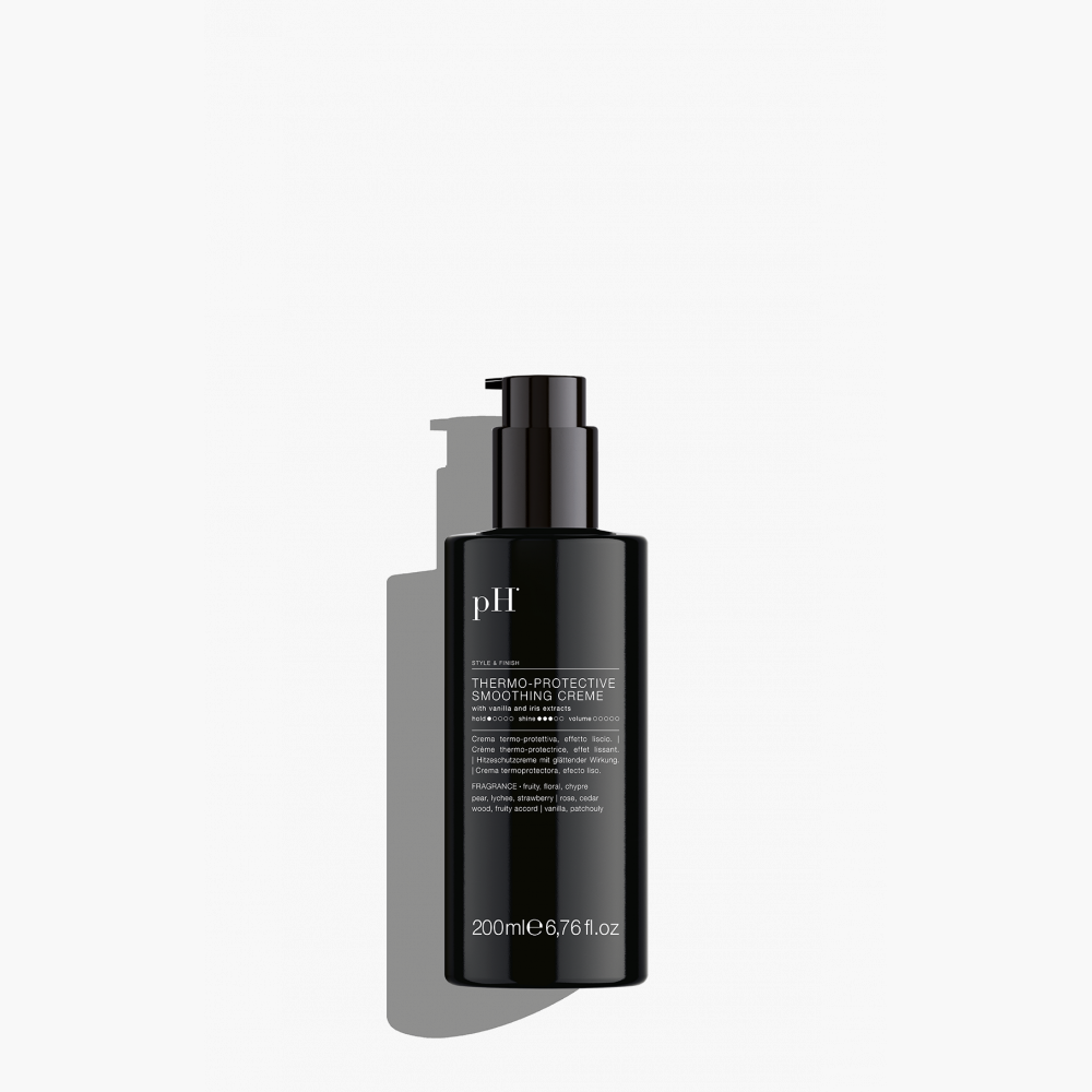 pH Laboratories Thermo-Protective Smoothing Creme 200 ml | Køb hos HairByCshop.dk. Denne luksuriøse glattecreme er beriget med ekstrakter af vanilje og iris, der tæmmer, fugter og eliminerer krus, samtidig med at den beskytter håret mod varmeskader fra stylingredskaber. Anvendes i tørt eller fugtigt hår; påfør en passende mængde, fordel jævnt og style som ønsket. Efterlader håret glat, blødt og velduftende.