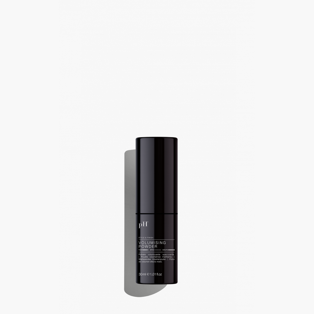 pH Laboratories Volumising Powder 30 ml | Køb hos HairByCshop.dk. Dette lette, hvide pulver giver håret synlig fylde og ekstra volumen med en tør, mat finish og stærkt hold. Det absorberer overskydende olie og urenheder, eliminerer glans fra overskydende talg og løfter håret fra rødderne for ekstrem volumen. Velegnet til både kvinder og mænd, især til fint og tyndt hår, der let falder sammen. Anvendelse: Ryst før brug. Påfør på tørt hår med fokus på rødderne, massér forsigtigt og skab den ønskede frisure.